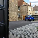 Stylish 2 Bed Apartment, Stunning City Centre Location, With Free Secure, Gated Parking On-Site & Private Wifi, With Private Entrance & Courtyard Garden & Highly Rated
