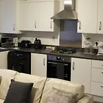 Penelope Maison - London In 50 Mins, Free Parking, 1 Bdrm Home