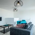 Luxe Penthouse Apartments - Peterborough Centre - Free Parking-Gym-Cinema