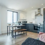 Luxe Penthouse Apartments - Peterborough Centre - Free Parking-Gym-Cinema