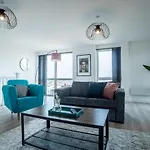 Luxe Penthouse Apartments - Peterborough Centre - Free Parking-Gym-Cinema