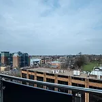 Luxe Penthouse Apartments - Peterborough Centre - Free Parking-Gym-Cinema