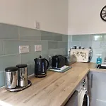 1 Bedroom House With Garden And Off Road Private Parking