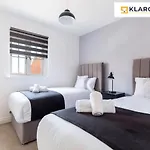 Long Stays 30Pct Off - Comfy 3 Bed House Near City Centre - Ps4 - Parking By Klarok Short Lets & Serviced Accommodation
