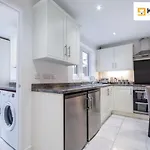 Long Stays 30Pct Off - Spacious 4Bed - Sports Channels - Parking By Klarok Short Lets & Serviced Accommodation