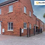 Long Stays 30Pct Off - Comfy 3 Bed House Near City Centre - Ps4 - Parking By Klarok Short Lets & Serviced Accommodation