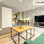 Large 4 Bedroom Semi-Detached House Sleeps 7 By Klarok Short Lets & Serviced Accommodation
