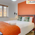 Large 4 Bedroom Semi-Detached House Sleeps 7 By Klarok Short Lets & Serviced Accommodation