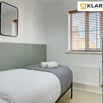 Large 4 Bedroom Semi-Detached House Sleeps 7 By Klarok Short Lets & Serviced Accommodation