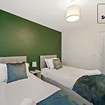 Lux 4 Bed Contractor X Relocator Apartment, 30 Percent Off Monthly Stays, Free Multiple Parking Spaces, Super Fast Wifi, Streaming Services Included, Close To A1