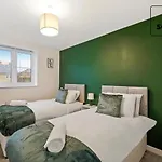 Lux 4 Bed Contractor X Relocator Apartment, 30 Percent Off Monthly Stays, Free Multiple Parking Spaces, Super Fast Wifi, Streaming Services Included, Close To A1