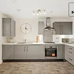 Lux 4 Bed Contractor X Relocator Apartment, 30 Percent Off Monthly Stays, Free Multiple Parking Spaces, Super Fast Wifi, Streaming Services Included, Close To A1