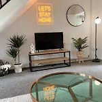 Cosy & Stylish Home From Home