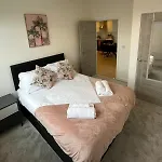 Opp Peterborough - High End 2 Bed 2 With Secure Parking! Big Savings Booking 4 Nights Or More!