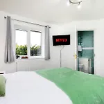 4 Bed House-Parking-Wifi-Smart Tvs In Each Bedroom-Special Rates Available