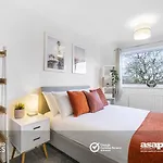 Modern 4 Bed Townhouse In Quiet Greenfield Location On Edge Of City Centre, 2Xfree Driveway Parking & Private Wifi, Private Rear Garden, 3 Floors Of Spacious Rooms