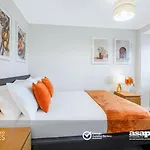 Modern City Centre Apartment. Private Entrance, Garden, Parking, Garage, Quiet Neighbourhood