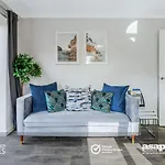 Modern City Centre Apartment. Private Entrance, Garden, Parking, Garage, Quiet Neighbourhood