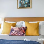 Modern City Centre Apartment. Private Entrance, Garden, Parking, Garage, Quiet Neighbourhood
