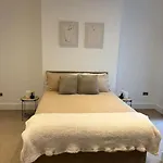 Tranquil Relaxing 2 Bed Apartment In Peterborough