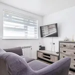 Small And Cosy Entire House In Peterborough