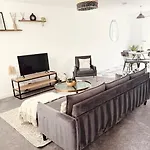 Stylish 3 Bed In Peterborough