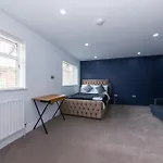 The Lincoln Suites Near The Train Stationwhole