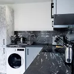 Franchise House Apartments - Free Parking & Wifi - Contractor Friendly - Long Stays Welcome