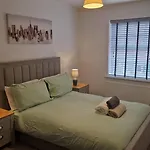 4-Bed Charming Pet-Friendly House W Garden