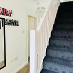4-Bed Charming Pet-Friendly House W Garden
