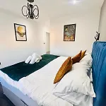 Spacious 2 Bedroom Modern Apartments - Central Location - Free Parking - Smart Tv - Washer Dryer - Built For Contractors, Consultants And Work Teams