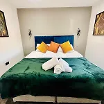 Spacious 2 Bedroom Modern Apartments - Central Location - Free Parking - Smart Tv - Washer Dryer - Built For Contractors, Consultants And Work Teams