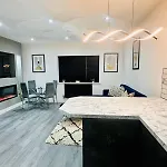Spacious 2 Bedroom Modern Apartments - Central Location - Free Parking - Smart Tv - Washer Dryer - Built For Contractors, Consultants And Work Teams
