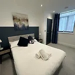 City Centre Apartments - 1 Bed Apartments - 5 Min Walk From Train Station - Designed For Professionals - Free Wifi - Full Kitchen - Sofa Bed - Ideal For Long Work Stays