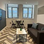 City Centre Apartments - 1 Bed Apartments - 5 Min Walk From Train Station - Designed For Professionals - Free Wifi - Full Kitchen - Sofa Bed - Ideal For Long Work Stays