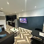 City Centre Apartments - 1 Bed Apartments - 5 Min Walk From Train Station - Designed For Professionals - Free Wifi - Full Kitchen - Sofa Bed - Ideal For Long Work Stays
