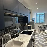 City Centre Apartments - 1 Bed Apartments - 5 Min Walk From Train Station - Designed For Professionals - Free Wifi - Full Kitchen - Sofa Bed - Ideal For Long Work Stays