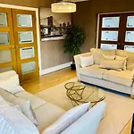 Large 5 Bedroom House - Central