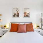 4 Bedroom Elegant House Near Peterborough City Center With Free Parking - Angus Suites By Contractor Lettings