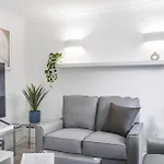 4 Bedroom Elegant House Near Peterborough City Center With Free Parking - Angus Suites By Contractor Lettings