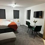 Studio & 1 Bedroom Apartments - Pe1 - Contractor Friendly - Free Parking - Sofa Beds - Sky Tv - Full Kitchen - Washer Dryer - Wifi