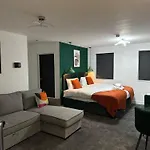 Studio & 1 Bedroom Apartments - Pe1 - Contractor Friendly - Free Parking - Sofa Beds - Sky Tv - Full Kitchen - Washer Dryer - Wifi