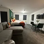 Studio & 1 Bedroom Apartments - Pe1 - Contractor Friendly - Free Parking - Sofa Beds - Sky Tv - Full Kitchen - Washer Dryer - Wifi
