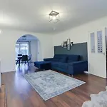 Spacious 5-Bedroom Home, Sleeps 9, Near Hospital With Driveway Parking