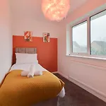 Spacious 5-Bedroom Home, Sleeps 9, Near Hospital With Driveway Parking