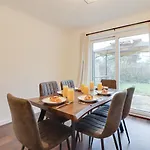 Spacious 5-Bedroom Home, Sleeps 9, Near Hospital With Driveway Parking
