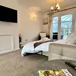 J&J Stays 5 Bedroom Detached House In Peterborough With Parking