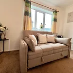 J&J Stays 5 Bedroom Detached House In Peterborough With Parking