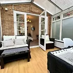 J&J Stays 5 Bedroom Detached House In Peterborough With Parking