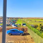 2 Bed House In Peterborough - Sleeps 4